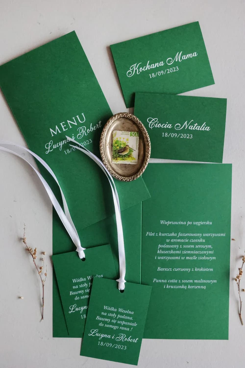 Zielone Menu Weselne z Białym Nadrukiem | Eleganckie Menu Ślubne na Stół Kraft | Kraft nr 10