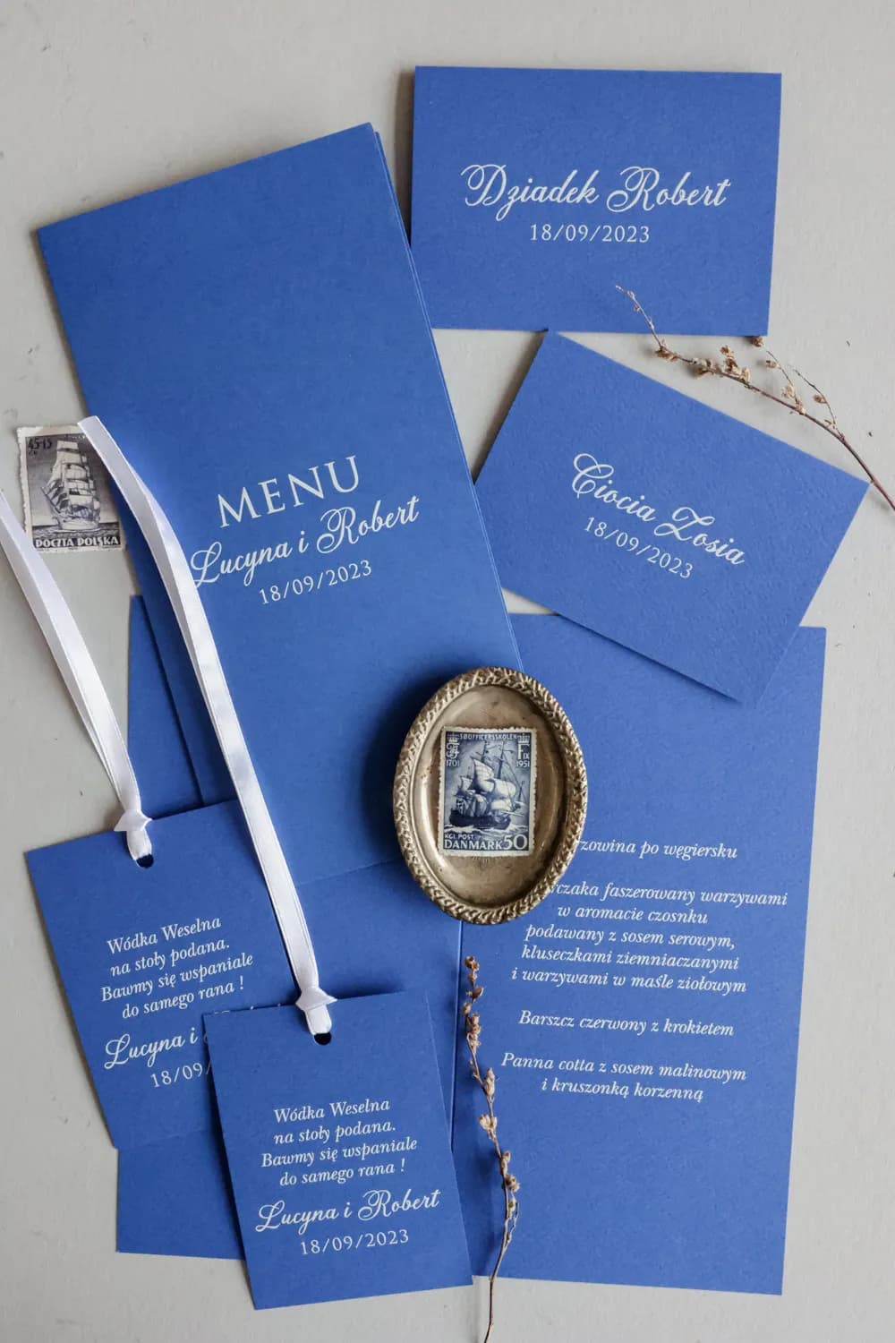 Niebieskie menu weselne z personalizacją, zawieszka na butelkę | Eleganckie karty menu na stół | Kraft nr 7