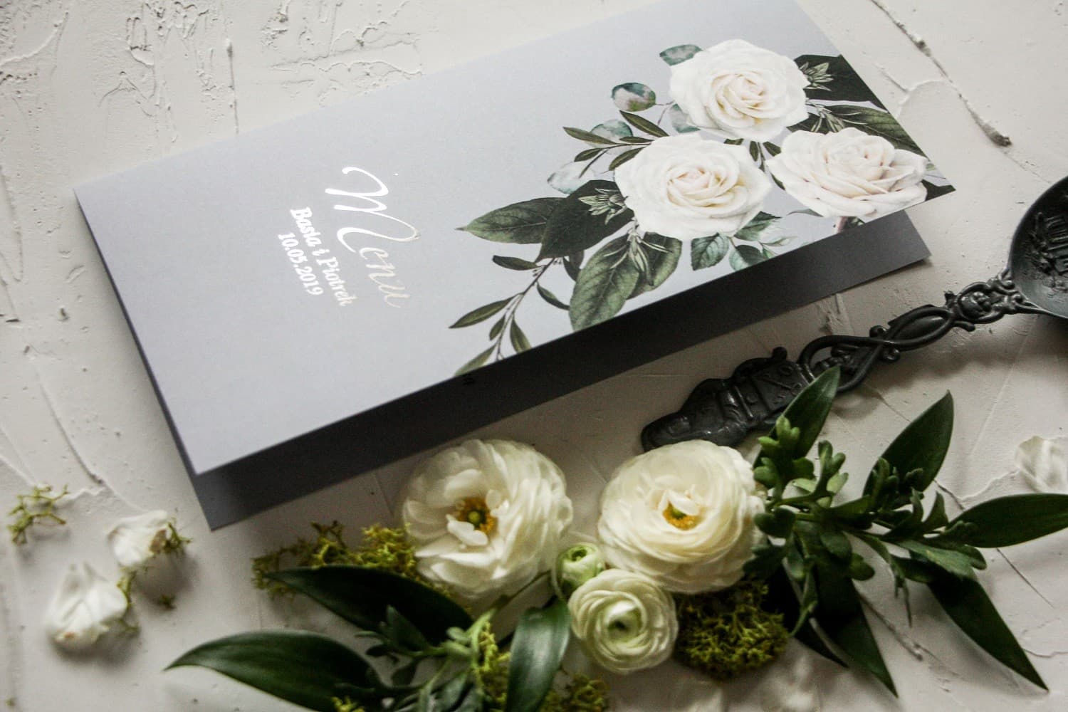 Srebrzone Menu Weselne Glamour z Białymi Różami | Eleganckie Karty Menu na Stół | Pastelowe nr 2