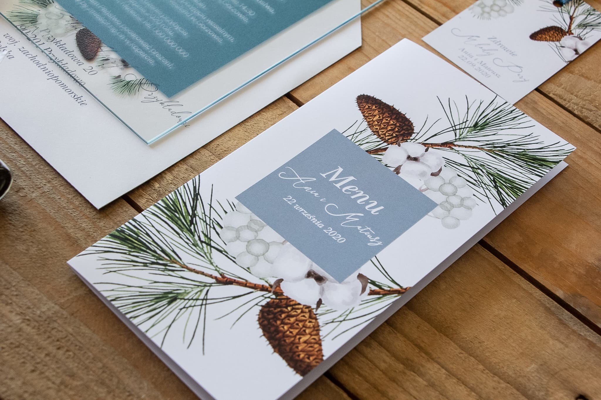 Menu na Stół Weselny w Stylu Natury | Iglaste Gałązki i Delikatna Bawełna | Korani Nr 8