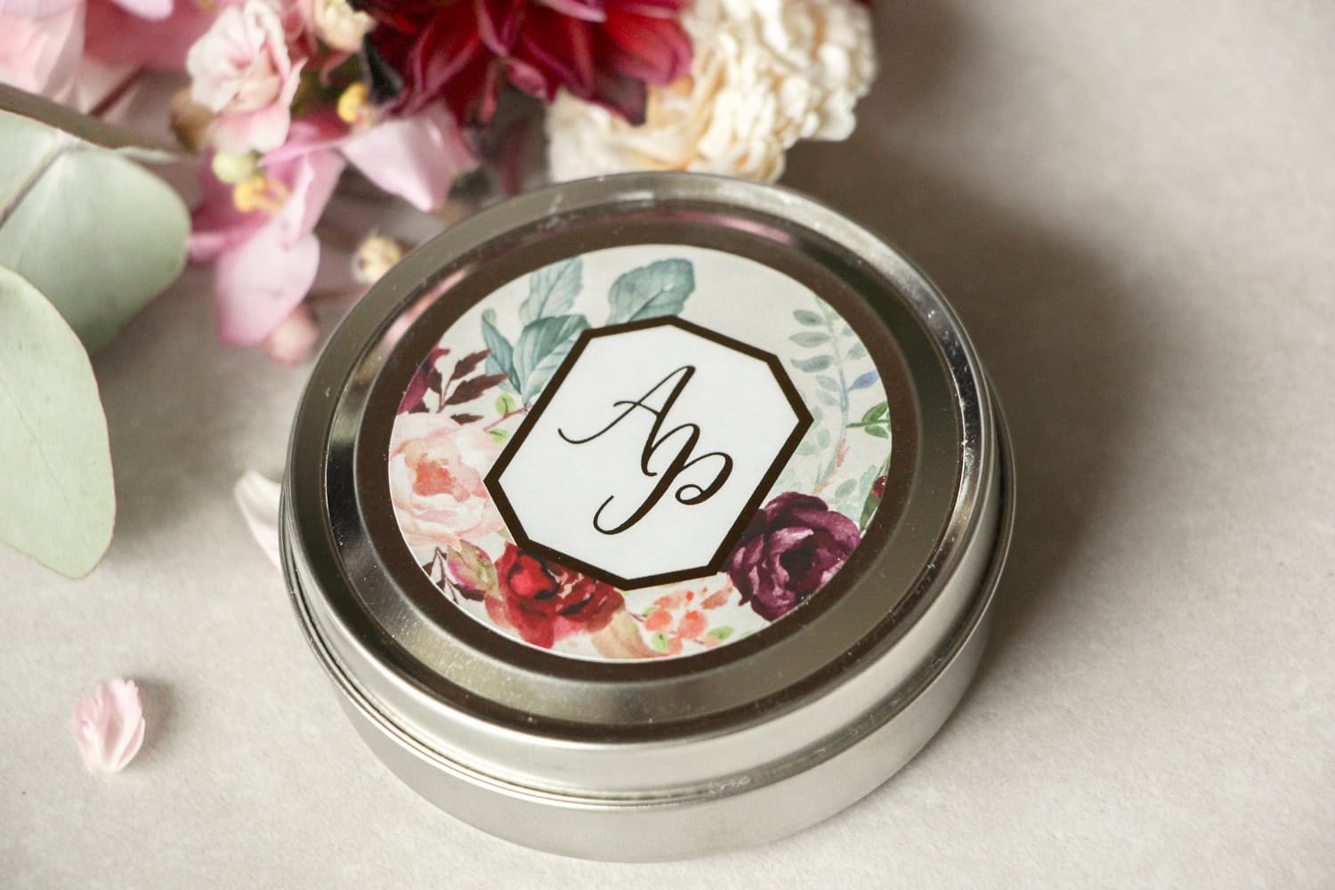 Świeczka Sojowa w Puszce Lotus nr 5 – Złocone Podziękowanie z Piwonią