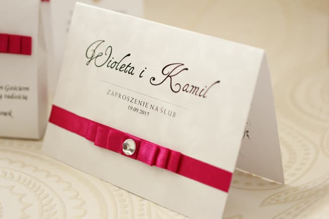 Zaproszenia z kolekcji Amaretto w kolorze amarantowym