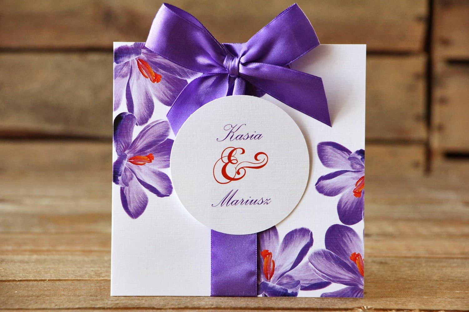 Zaproszenia ślubne w etui z fioletowymi krokusami w stylu akwareli – Malowane Kwiaty nr 10