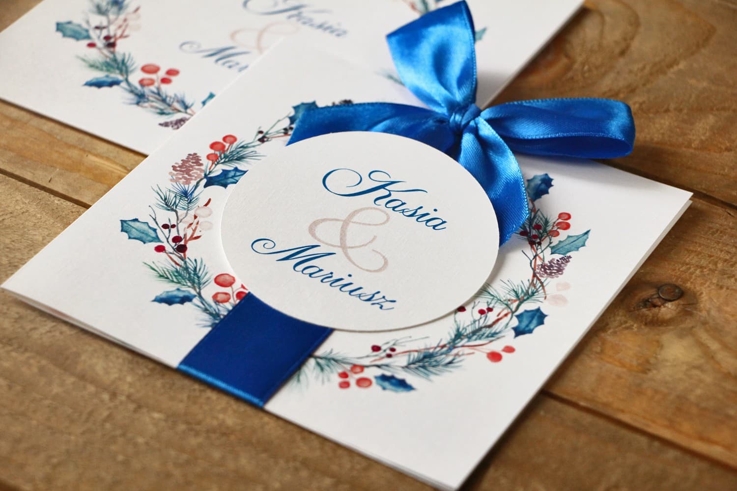 Zaproszenia ślubne zimowe w etui z czerwoną kokardą i motywem ostrokrzewu Malowane Kwiaty nr 24