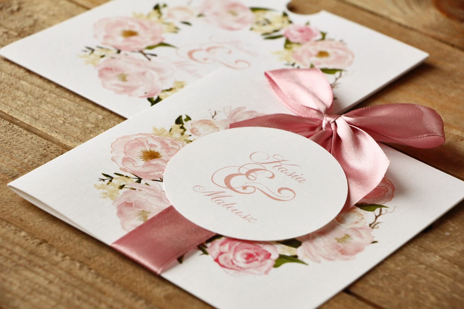 Zaproszenia ślubne kwadratowe w etui z różowymi piwoniami i kokardką – Malowane Kwiaty nr 12