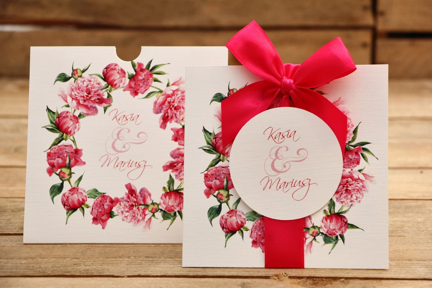 Zaproszenia ślubne w etui z amarantowymi piwoniami i kokardką Malowane Kwiaty nr 15
