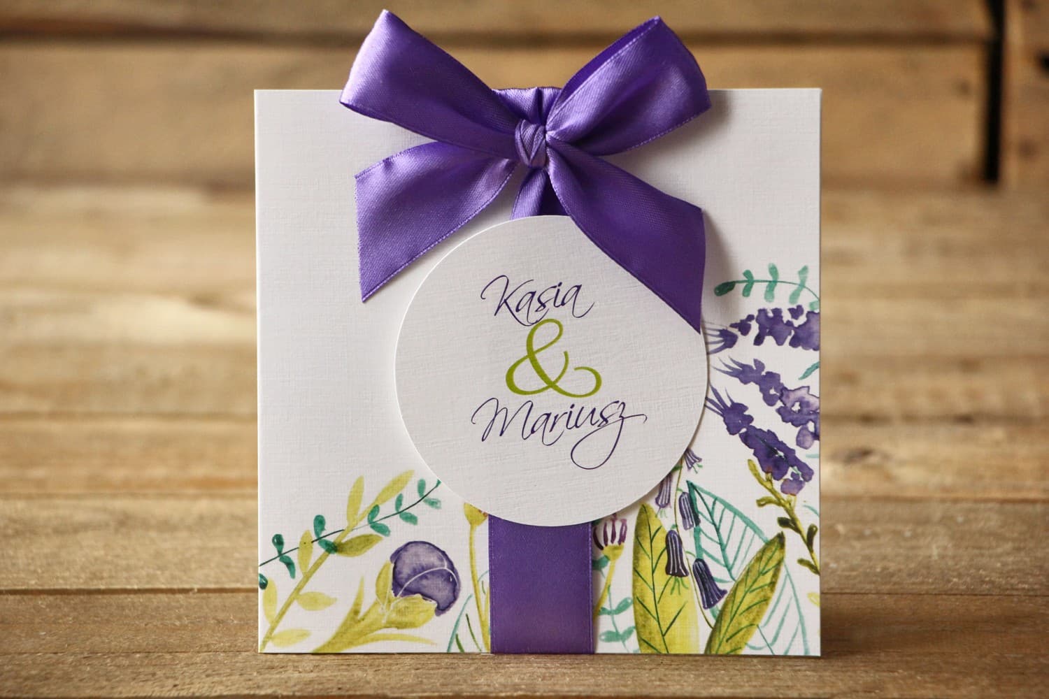 Zaproszenia ślubne w etui z fioletowymi polnymi kwiatami – Malowane Kwiaty nr 22