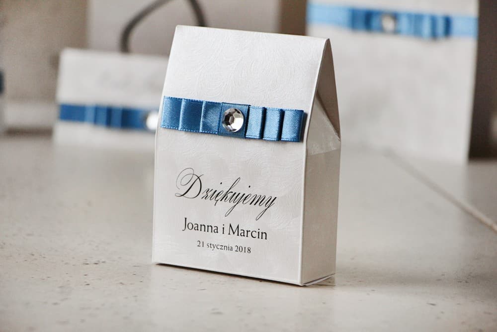 Eleganckie pudełeczka z kokardką i cyrkonią, papier perłowy | Podziękowania dla gości weselnych | Amaretto nr 4