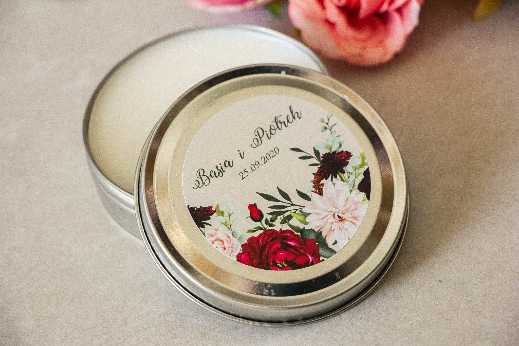 Świeczka zapachowa w puszce z Daliami | Podziękowania dla Gości Weselnych | Korani nr 4