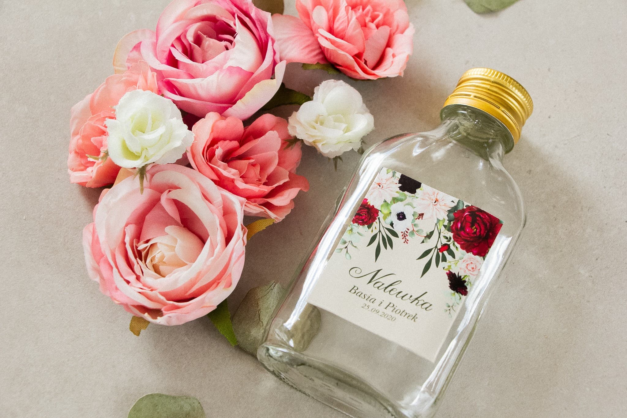 Podziękowania dla gości buteleczki na nalewkę z pastelowymi daliami i anemonami Korani nr 4 - 3