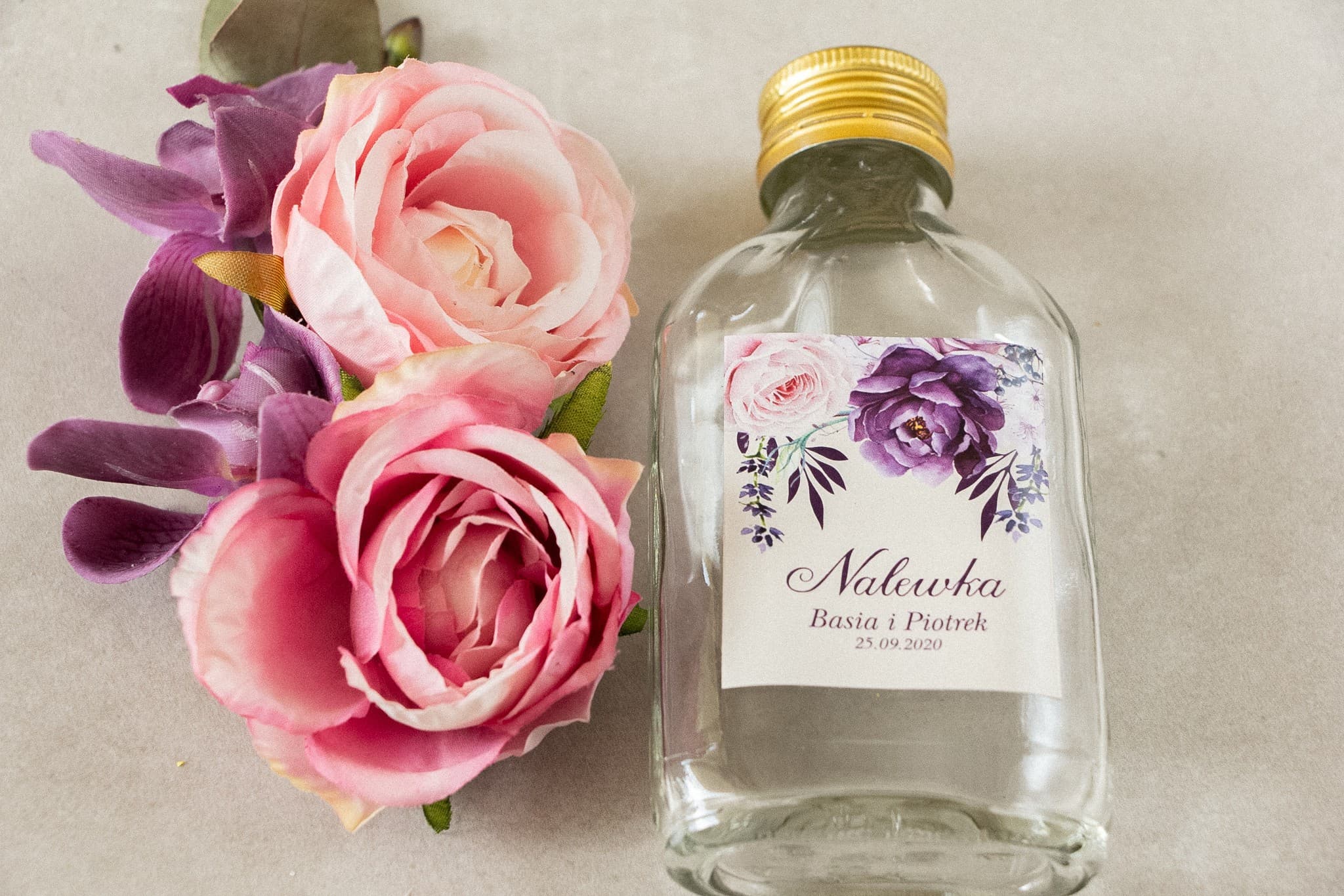 Szklane buteleczki na nalewkę jako podziękowania dla gości z fioletową lawendą Korani nr 5 - 2