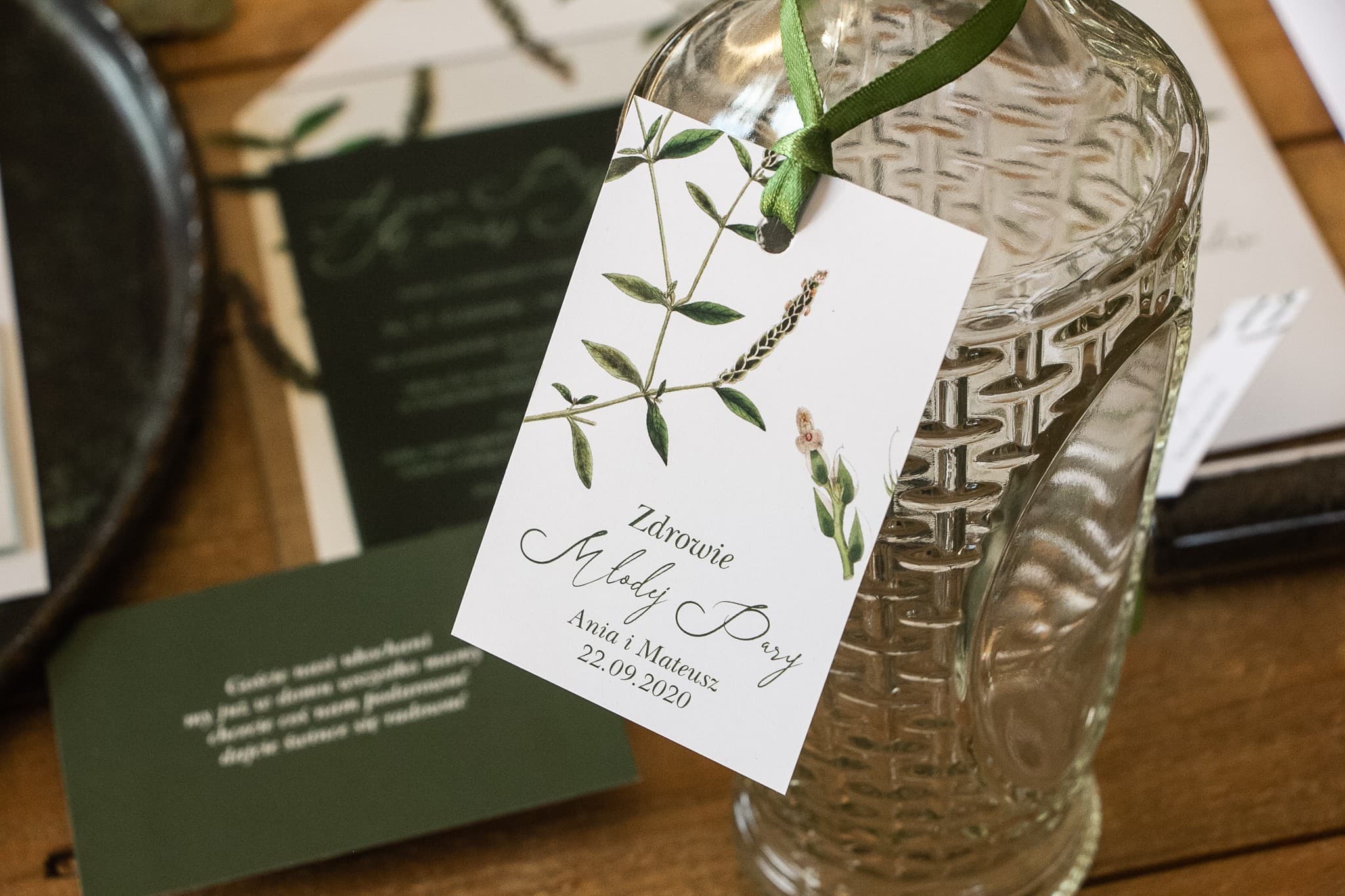 Eleganckie zawieszki na alkohol z zieloną gałązką | Personalizowane etykiety na wódkę weselną | Korani nr 9
