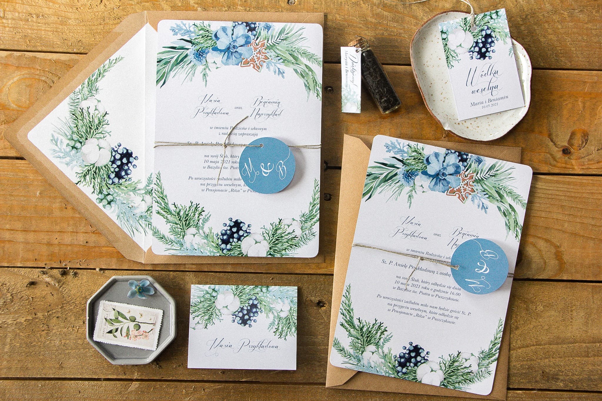 Zimowe zaproszenia ślubne z gałązką bawełny i piernikiem – Indygo nr 8