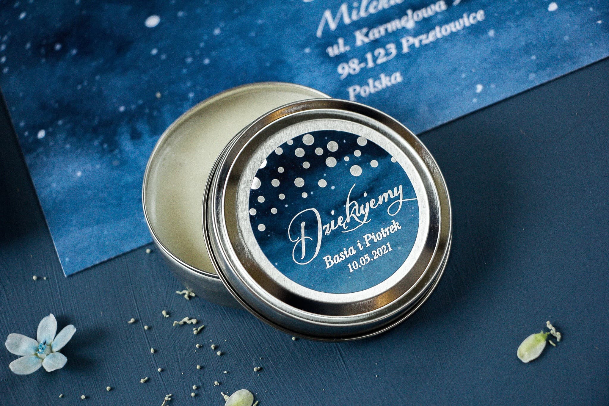 Świeca Zapachowa Pastelowe nr 6 – Srebrzona Puszka i Podziękowanie dla Gości