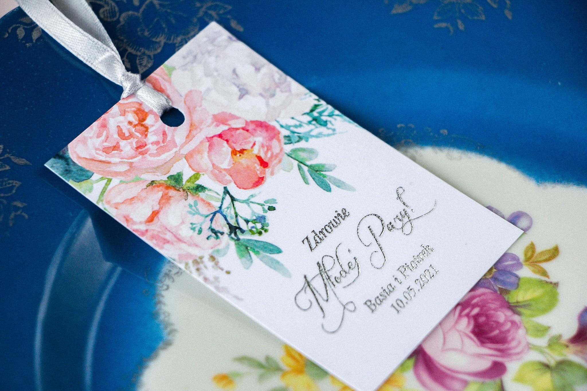 Srebrzone Zawieszki na Wódkę z Piwonią | Eleganckie Przywieszki na Alkohol Glamour | Pastelowe nr 8