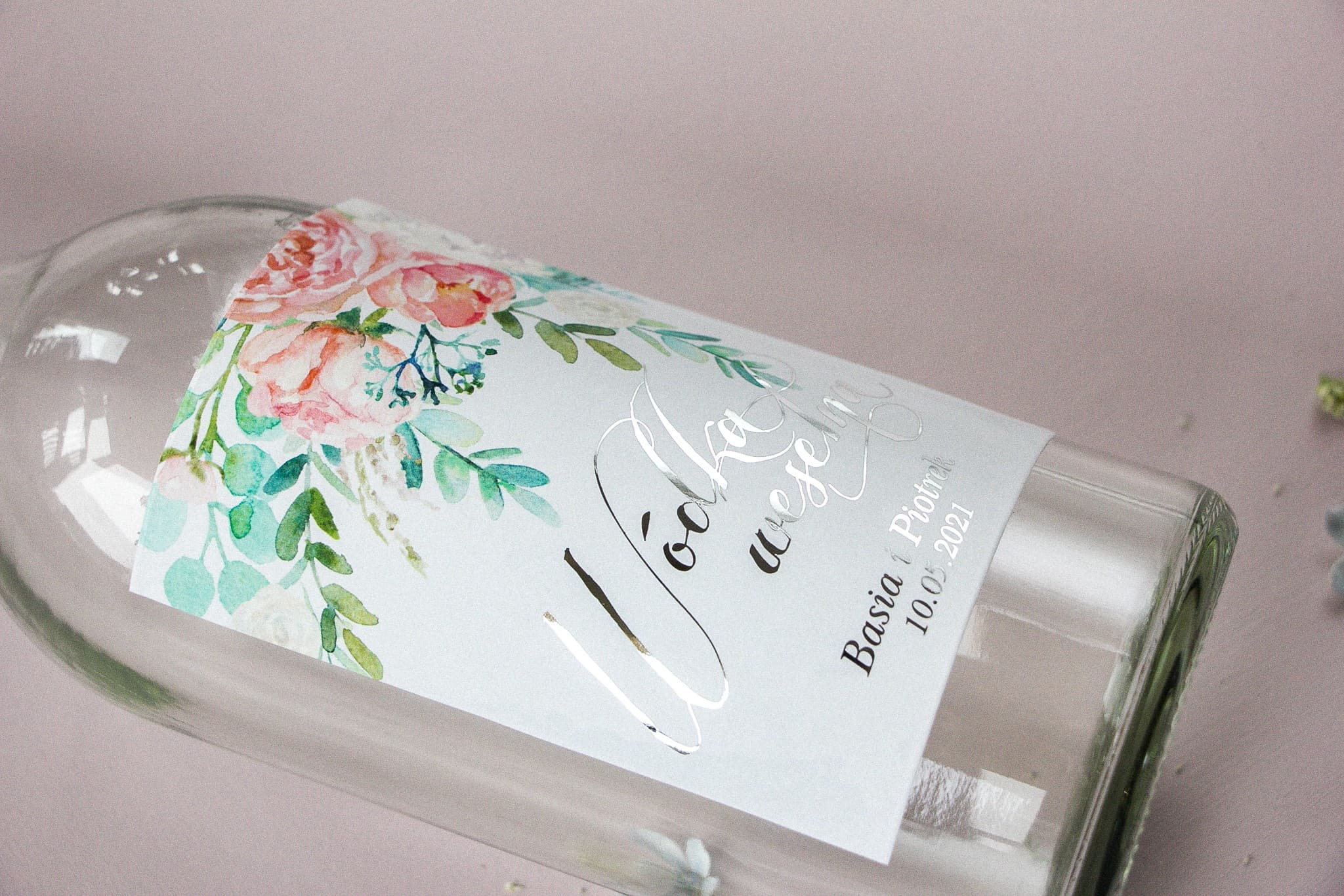 Srebrzone Etykiety na Wódkę Weselną z Piwonią | Naklejki na Alkohol Weselny Glamour | Pastelowe nr 8