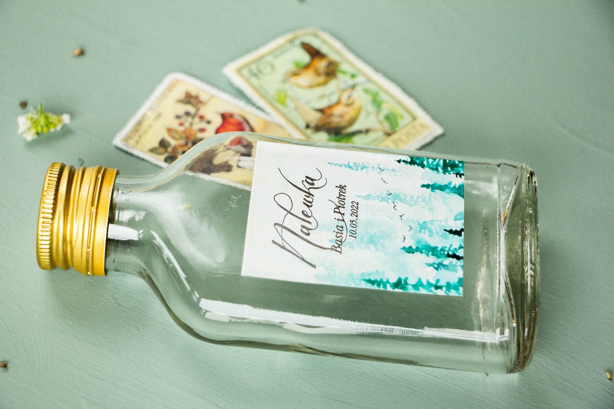 Podziękowania dla gości to buteleczki na nalewki ze srebrzoną etykietą akwarelową Pastelowe nr 7 - 3