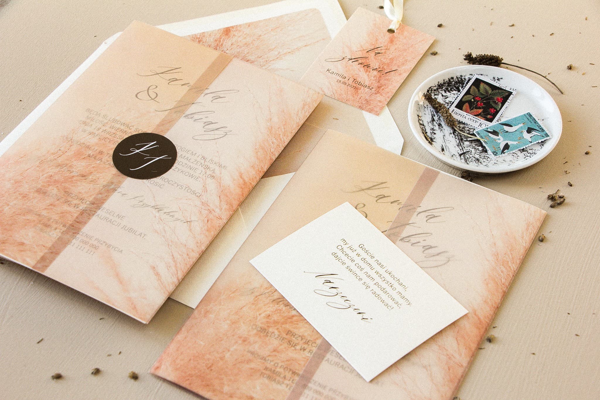 Zaproszenia ślubne boho na papierze ecru z trawą pampasową i kalką – Opal nr 1 - 3
