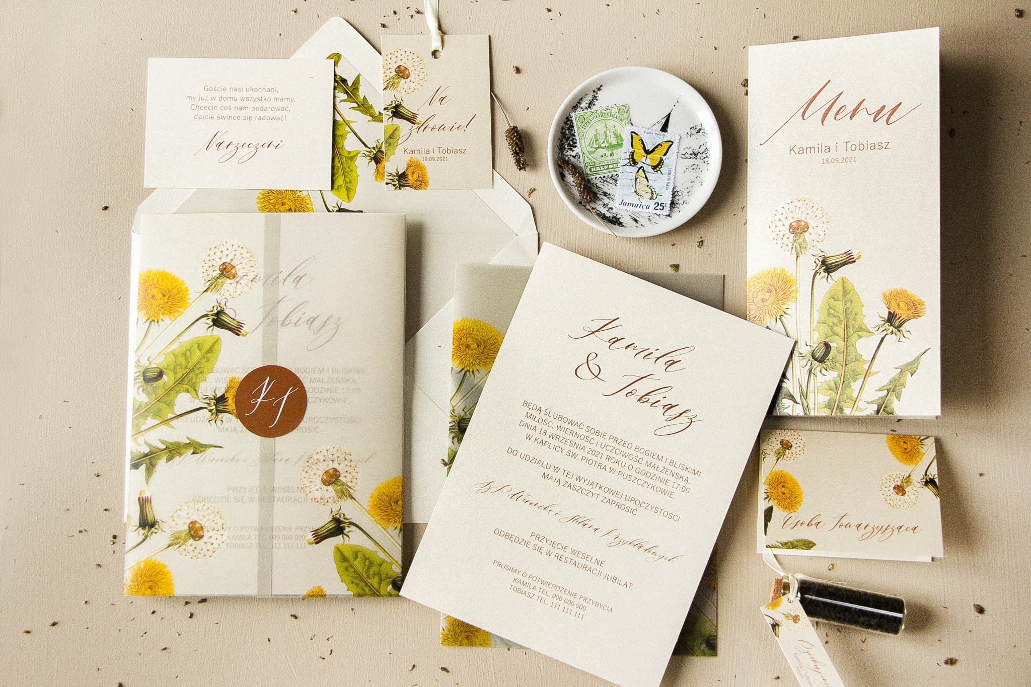 Zaproszenia ślubne perłowe z motywem dmuchawców i owijką z kalki – Opal nr 6