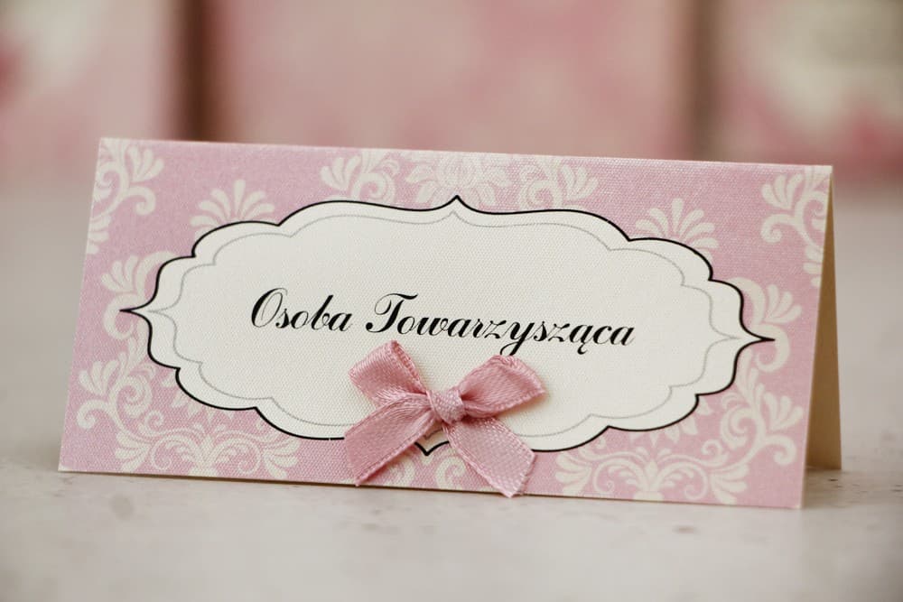 Winietki Ślubne Ornament nr 1 – Wizytówki na Stół z Różową Kokardką i Perłowym Papierem