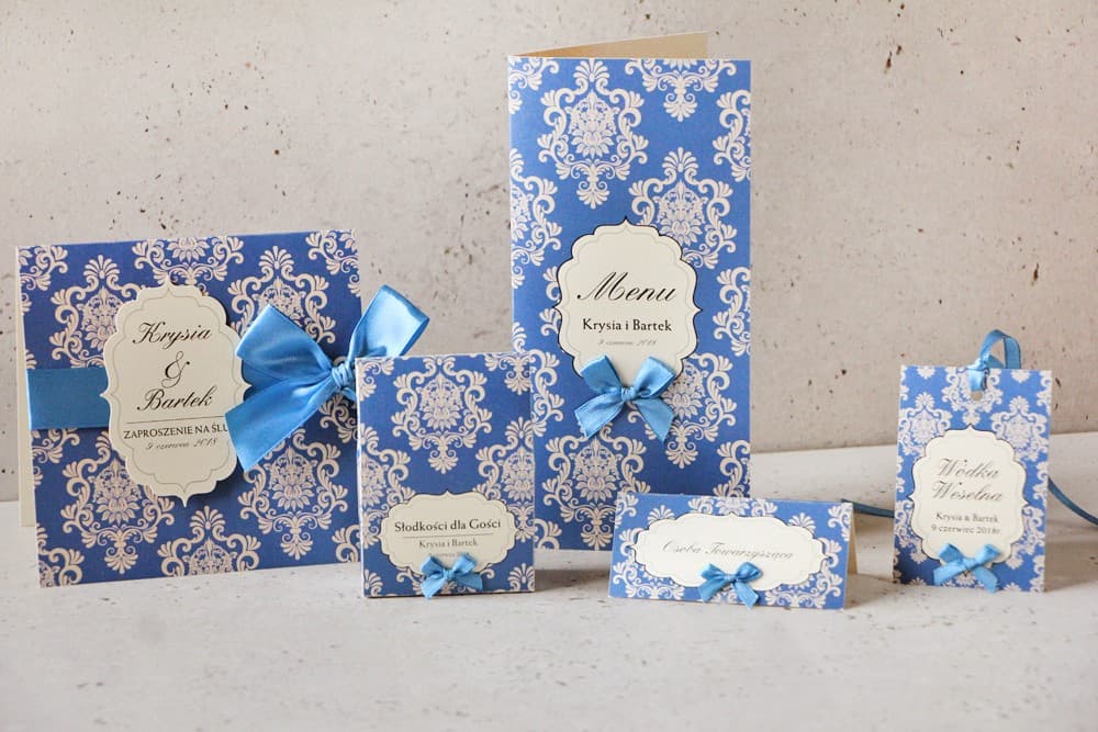 Zaproszenia ślubne glamour z granatową kokardką i ornamentami na perłowym papierze – Ornament nr 2