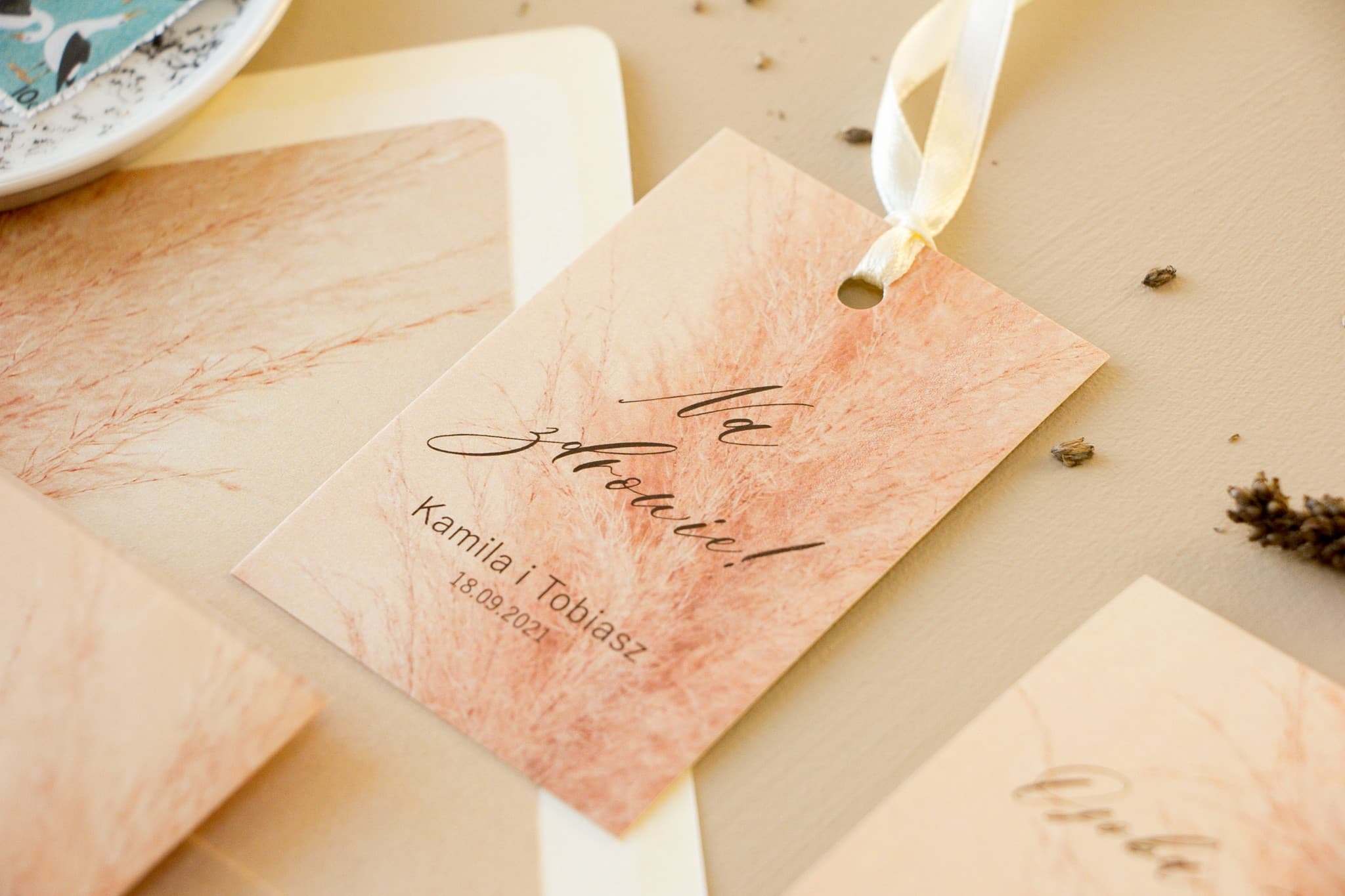 Eleganckie zawieszki na wódkę z trawą pampasową | Perłowe winietki na alkohol weselny | Opal nr 1