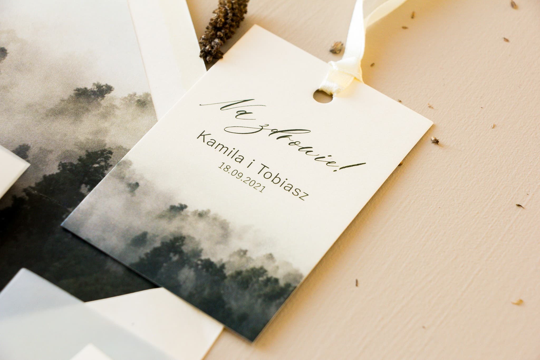 Eleganckie zawieszki na wódkę weselną z leśnym motywem | Zawieszki na alkohol perłowe | Opal nr 2