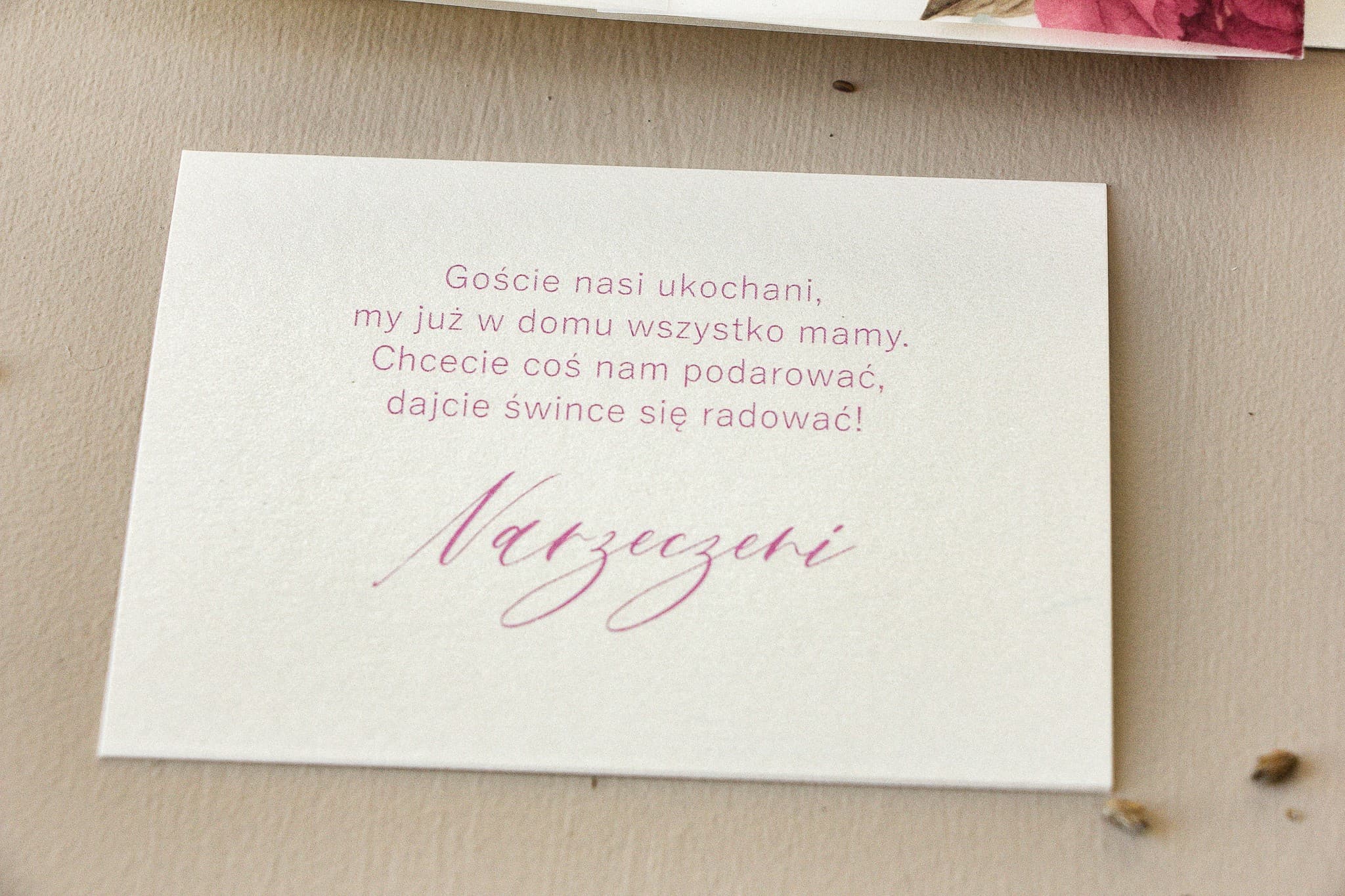 Elegancki bilecik perłowy ecru, wkładka z informacjami | Bileciki do zaproszeń ślubnych | Opal nr 10