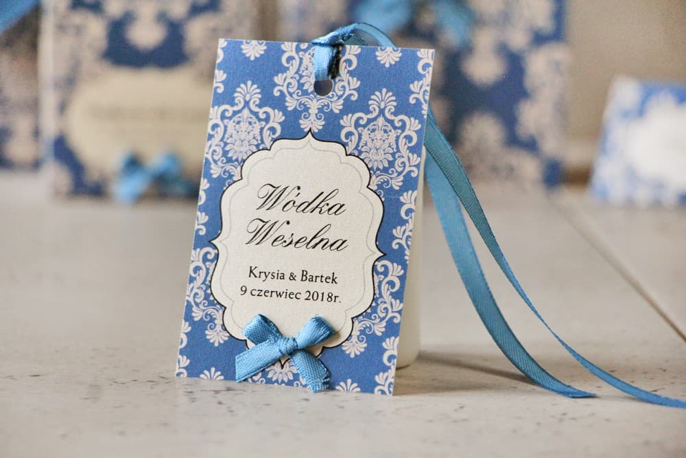 Eleganckie Zawieszki na Alkohol z Granatową Kokardą, Perłowy Papier | Personalizowane Zawieszki na Wódkę Weselną | Ornament nr 2