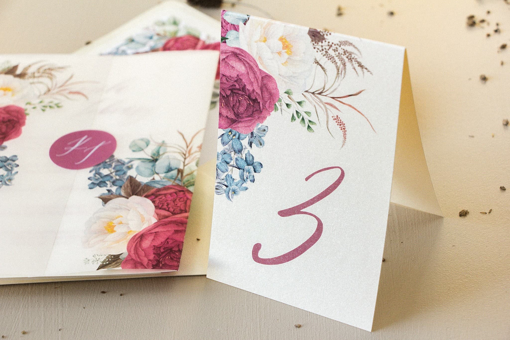 Numerki na Stół Piwonie Eukaliptus | Stojące Numery Stołów Weselnych na Perłowym Papierze | Opal nr 10