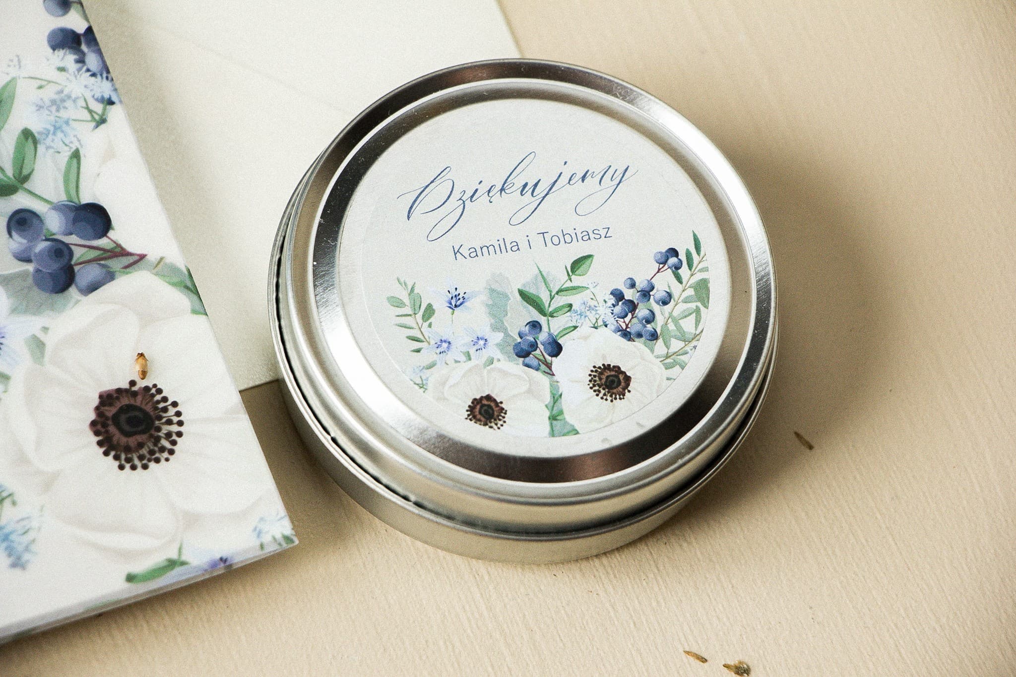 Świeczka Zapachowa w Puszce Opal nr 7 – Białe Zawilce i Podziękowanie dla Gości