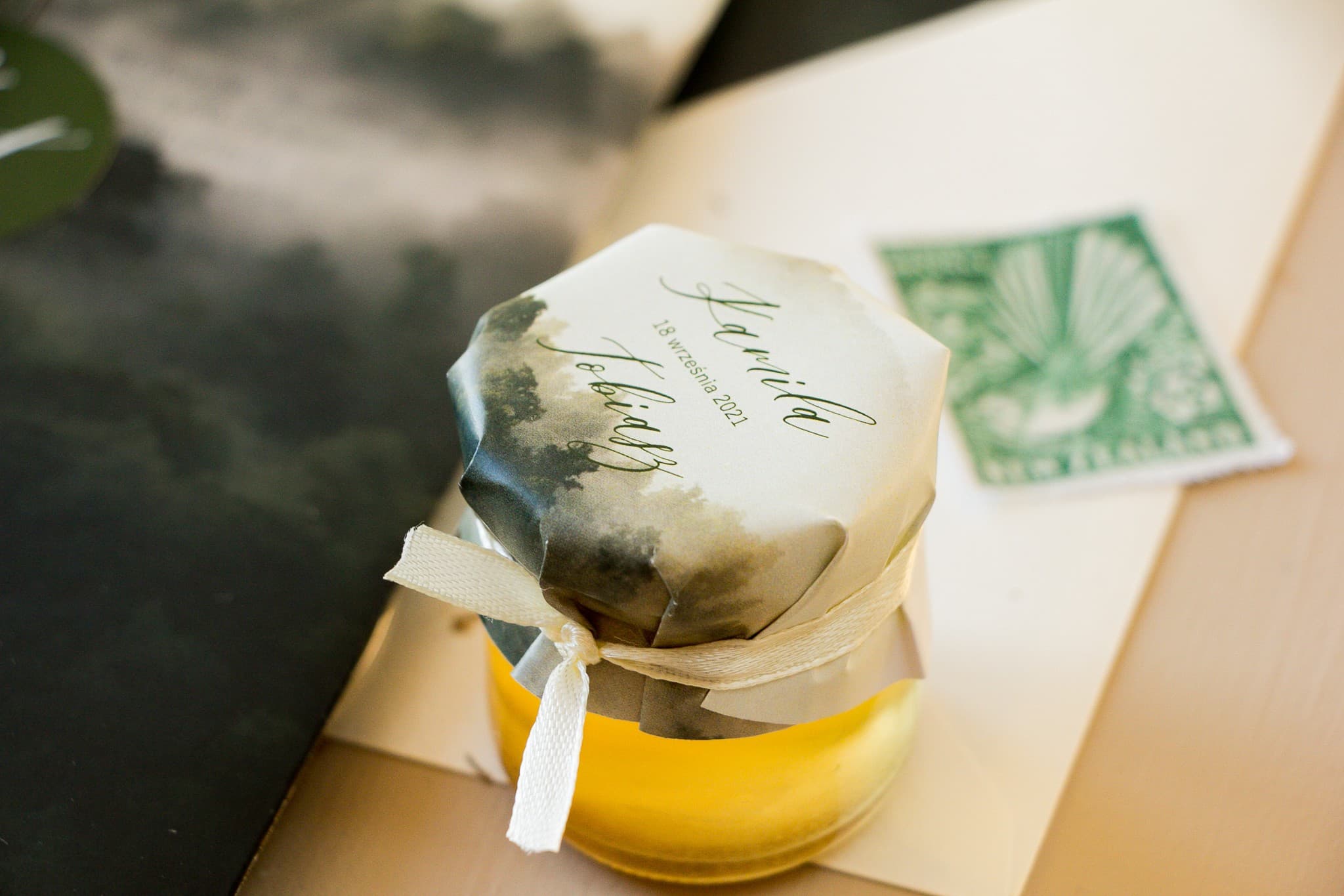 Polski Miód w Słoiczku Opal nr 2 – Naturalny Upominek z Motywem Lasu