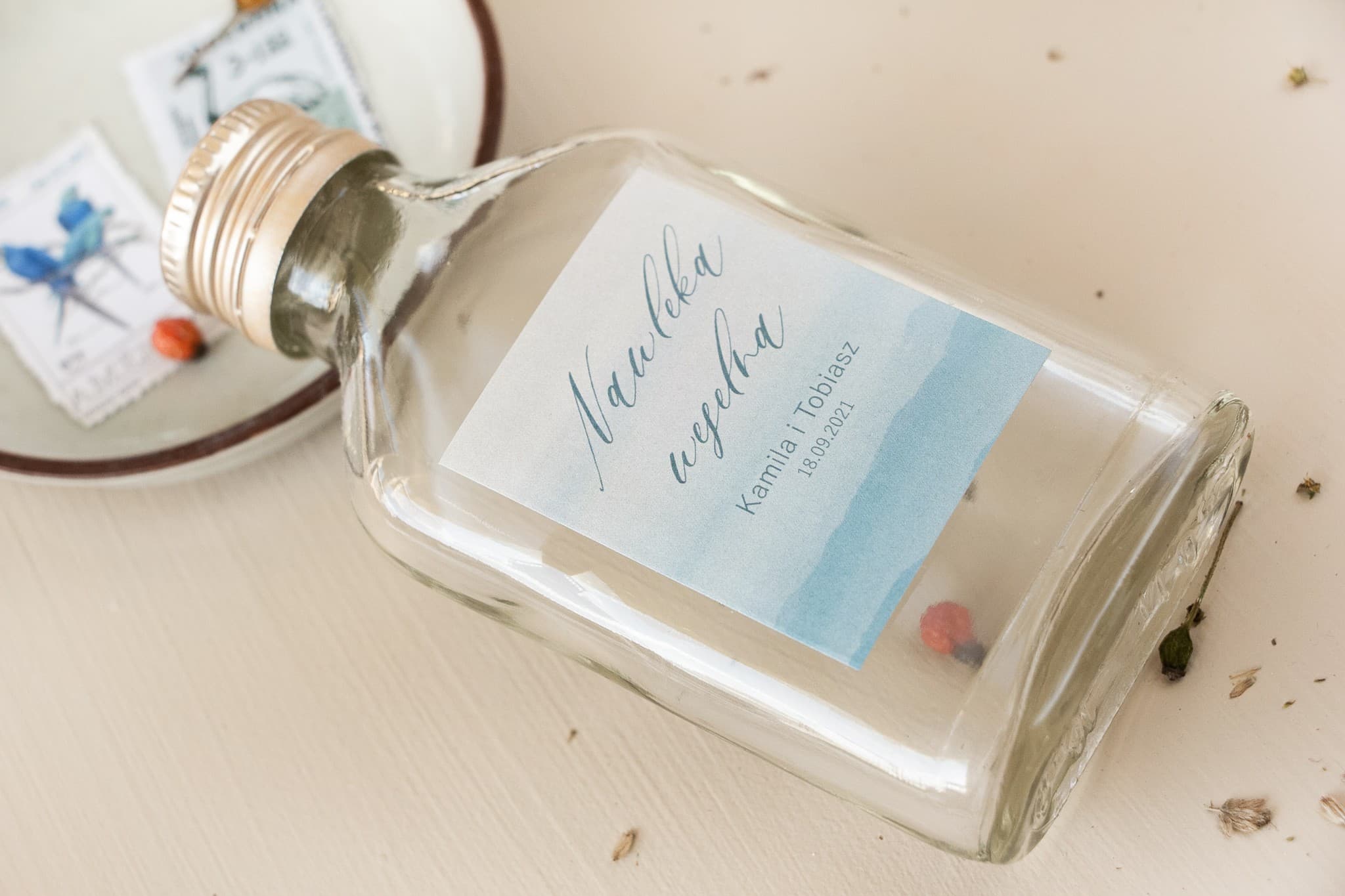 Podziękowania dla gości jako buteleczki na nalewkę z zieloną grafiką roślinną Opal nr 4 - 3