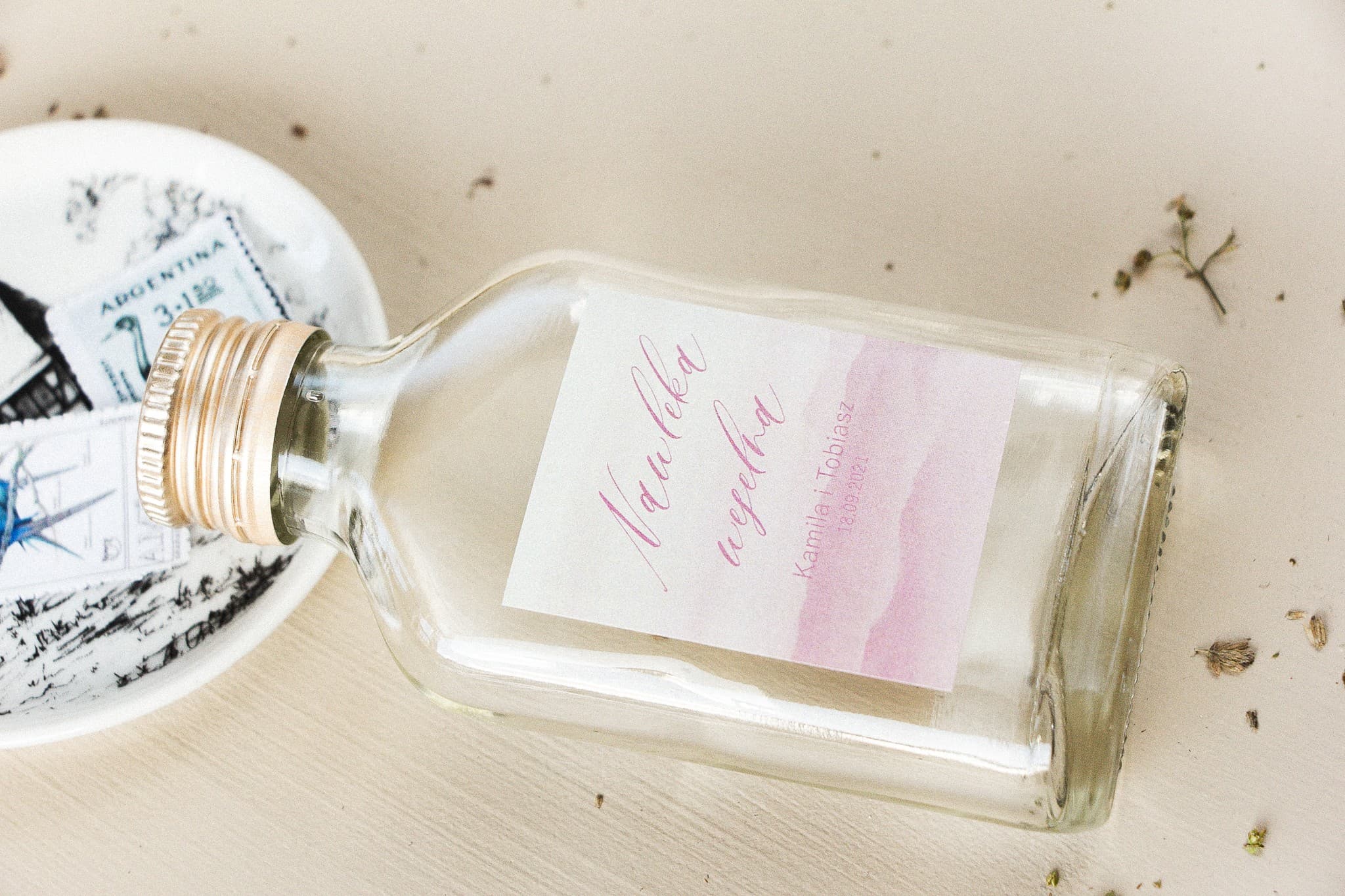 Podziękowania dla gości jako buteleczki na nalewkę z różowymi kwiatami akwarelowymi Opal nr 5 - 3