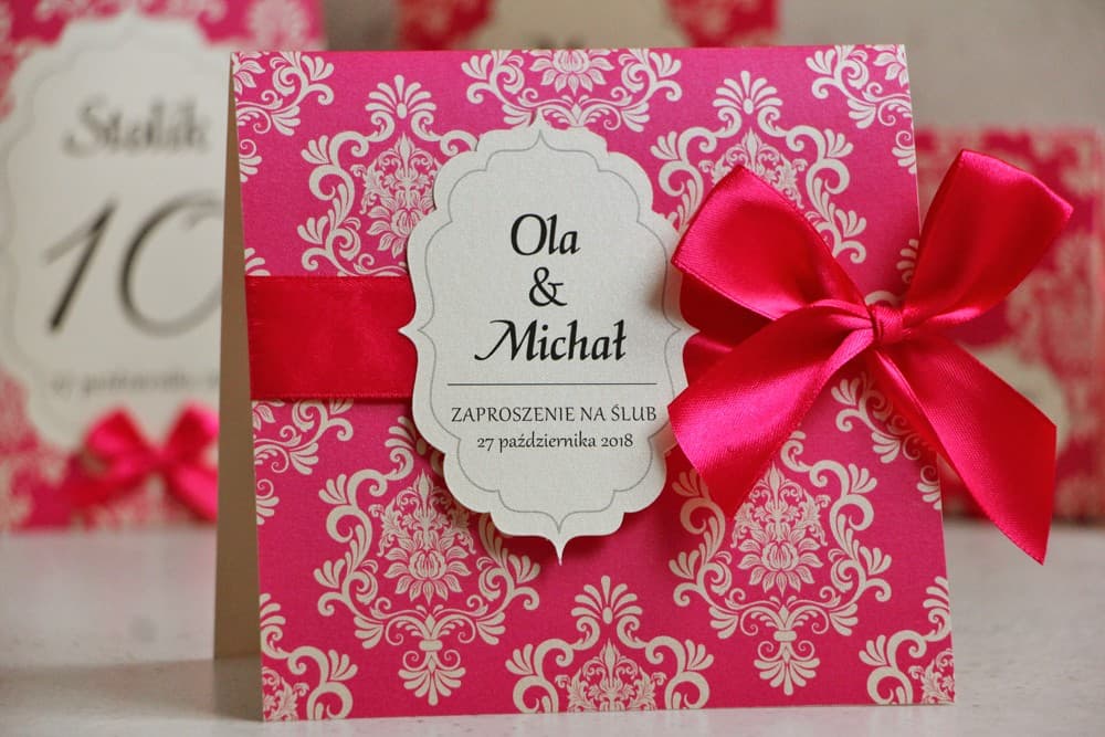 Zaproszenia ślubne kwadratowe glamour z amarantową kokardą na perłowym papierze – Ornament nr 5