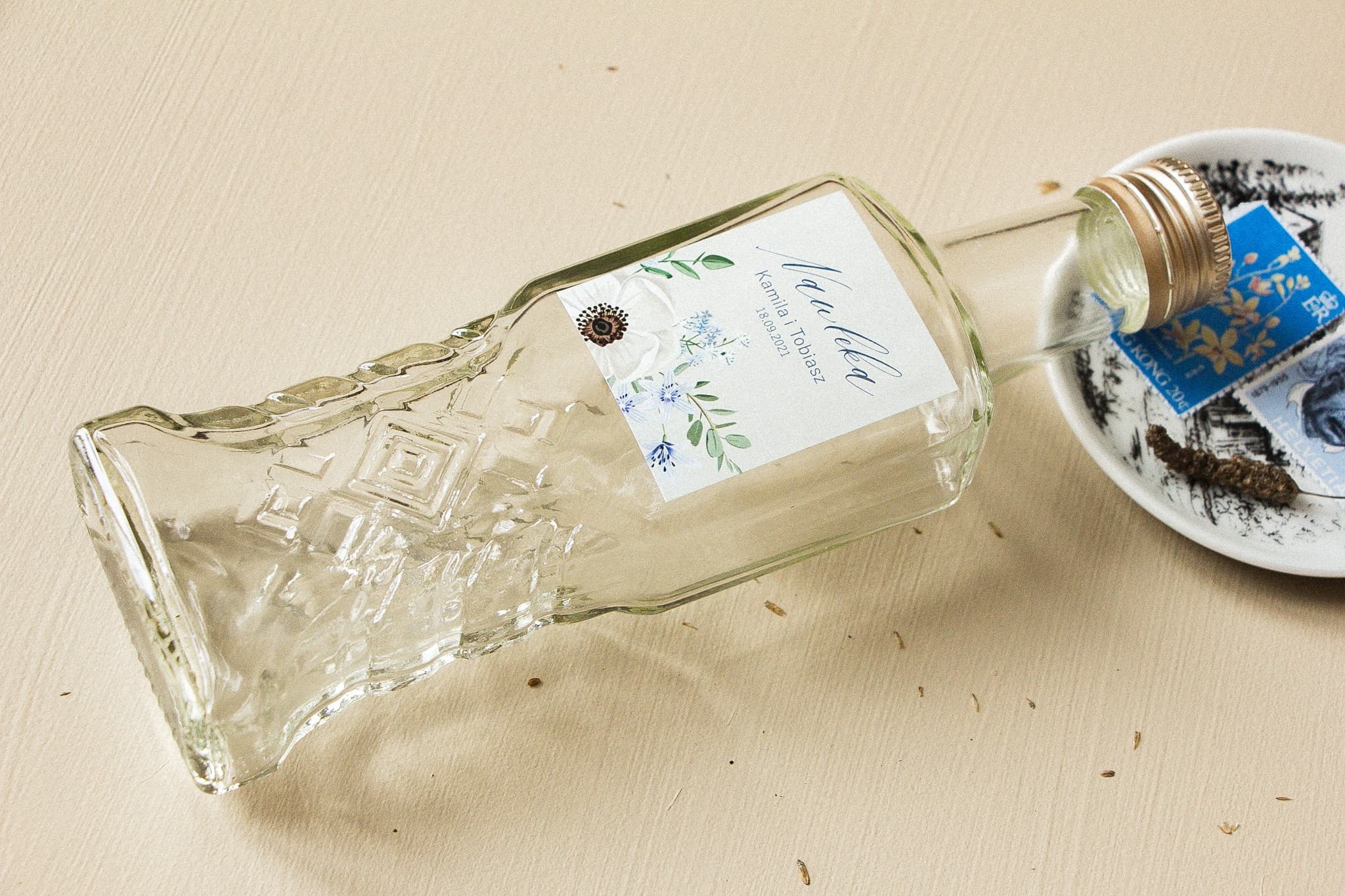 Podziękowania dla gości szklane buteleczki na nalewki z białymi zawilcami Opal nr 7