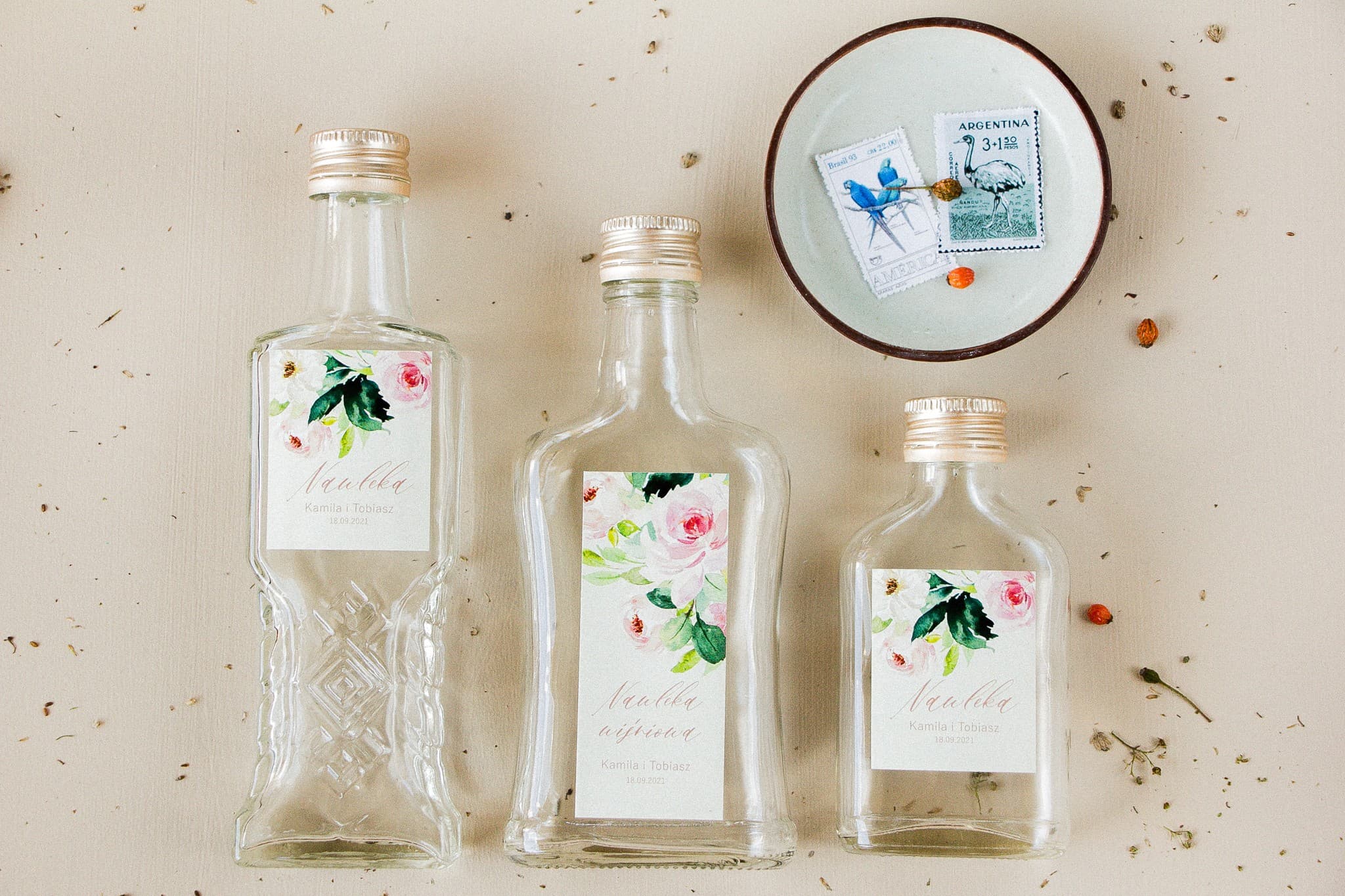 Podziękowania dla gości jako buteleczki na nalewkę glamour z peoniami Opal nr 8 - 2