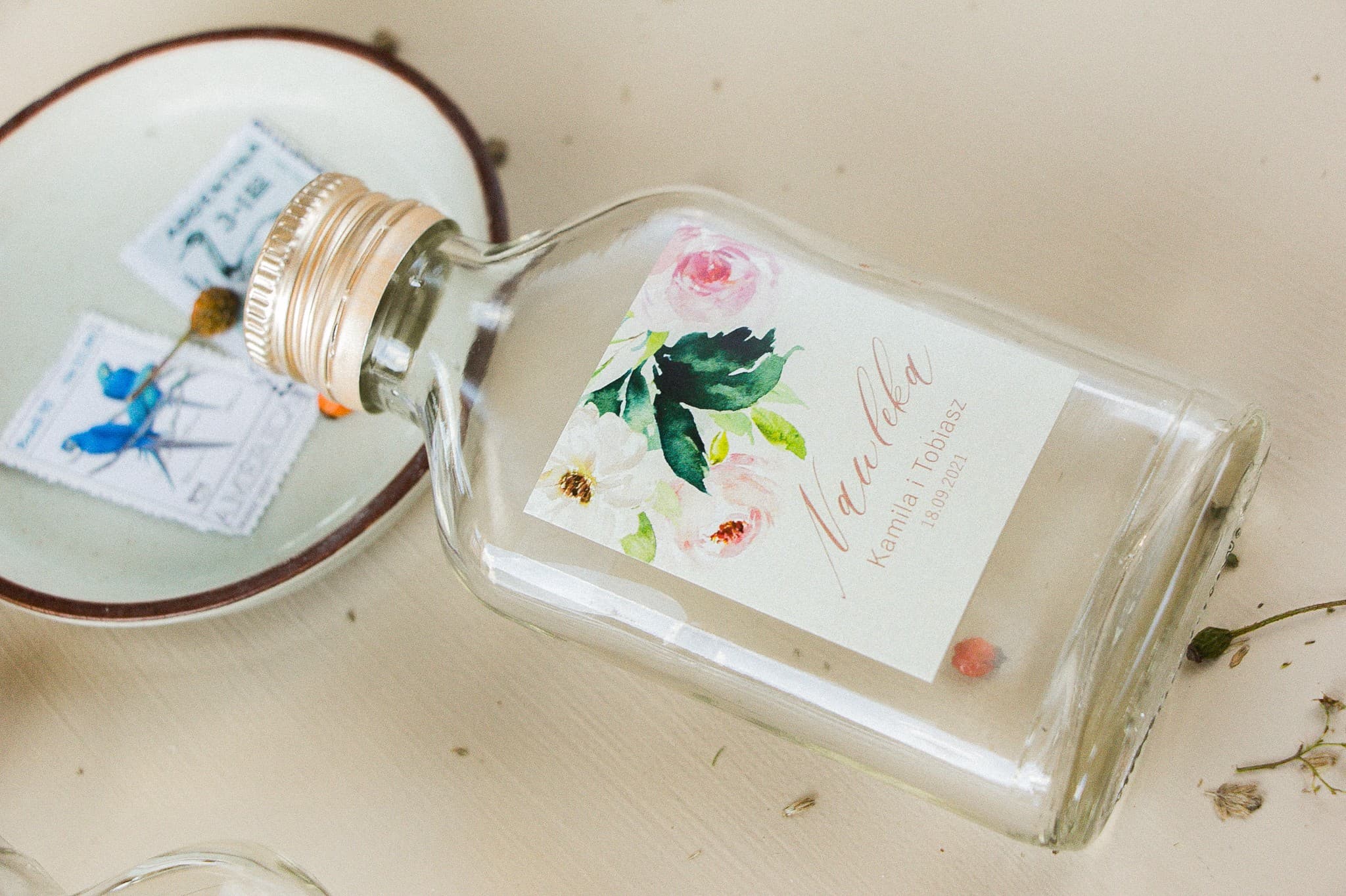 Podziękowania dla gości jako buteleczki na nalewkę glamour z peoniami Opal nr 8 - 3