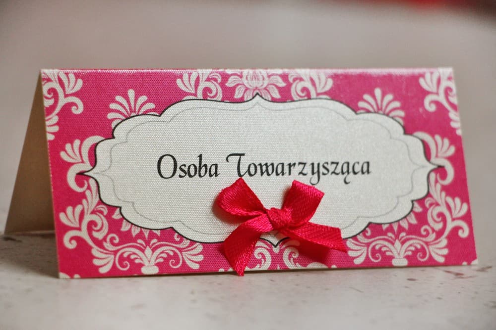 Winietki Ślubne Ornament nr 5 – Wizytówki na Stół Glamour z Amarantową Kokardką