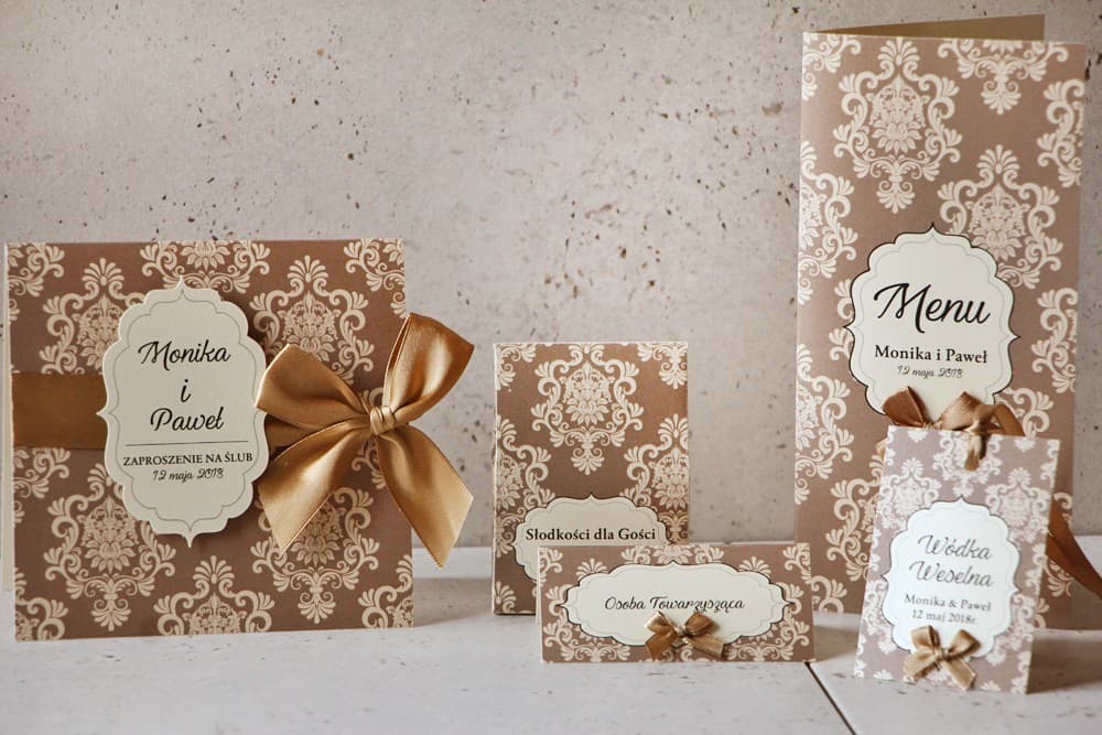 Klasyczne zaproszenia ślubne z brązową kokardką na perłowym papierze i ornamentem – Ornament nr 6 - 2