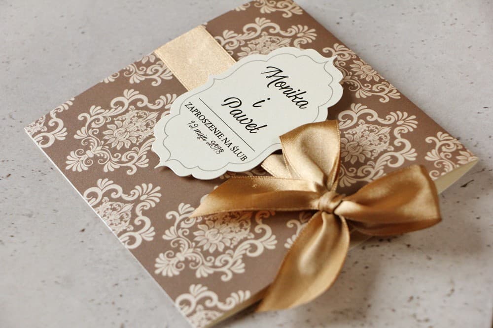 Klasyczne zaproszenia ślubne z brązową kokardką na perłowym papierze i ornamentem – Ornament nr 6 - 3