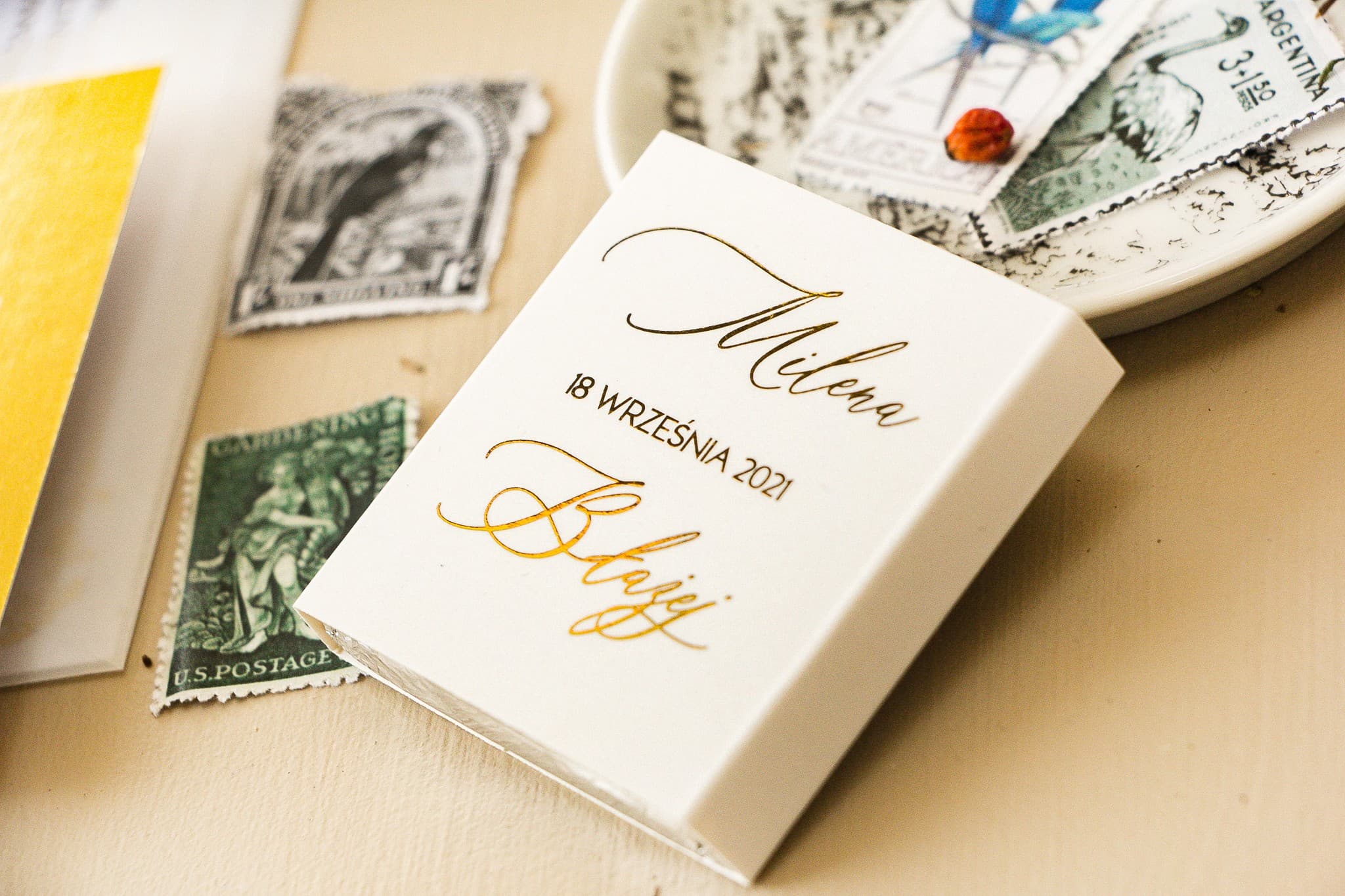 Podziękowania dla gości białe czekoladki ze złoceniem w stylu glamour Sand nr 4