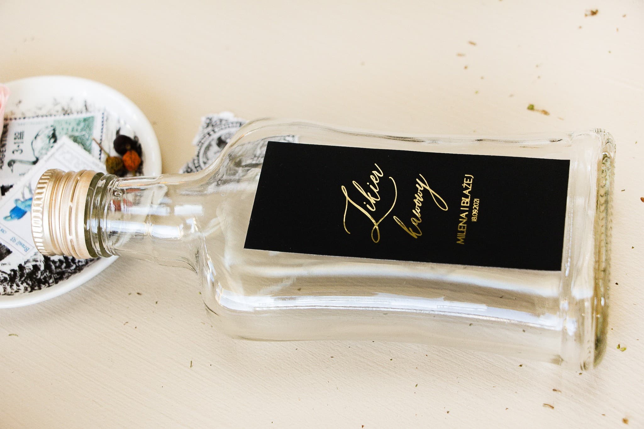 Podziękowania dla gości w formie czarnych buteleczek na nalewki glamour ze złoceniem Sand nr 2