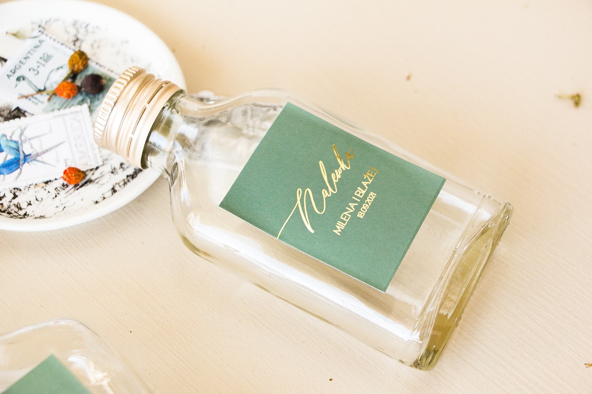 Podziękowania dla gości buteleczki na nalewkę w eleganckiej zieleni ze złoceniem Sand nr 3 - 3