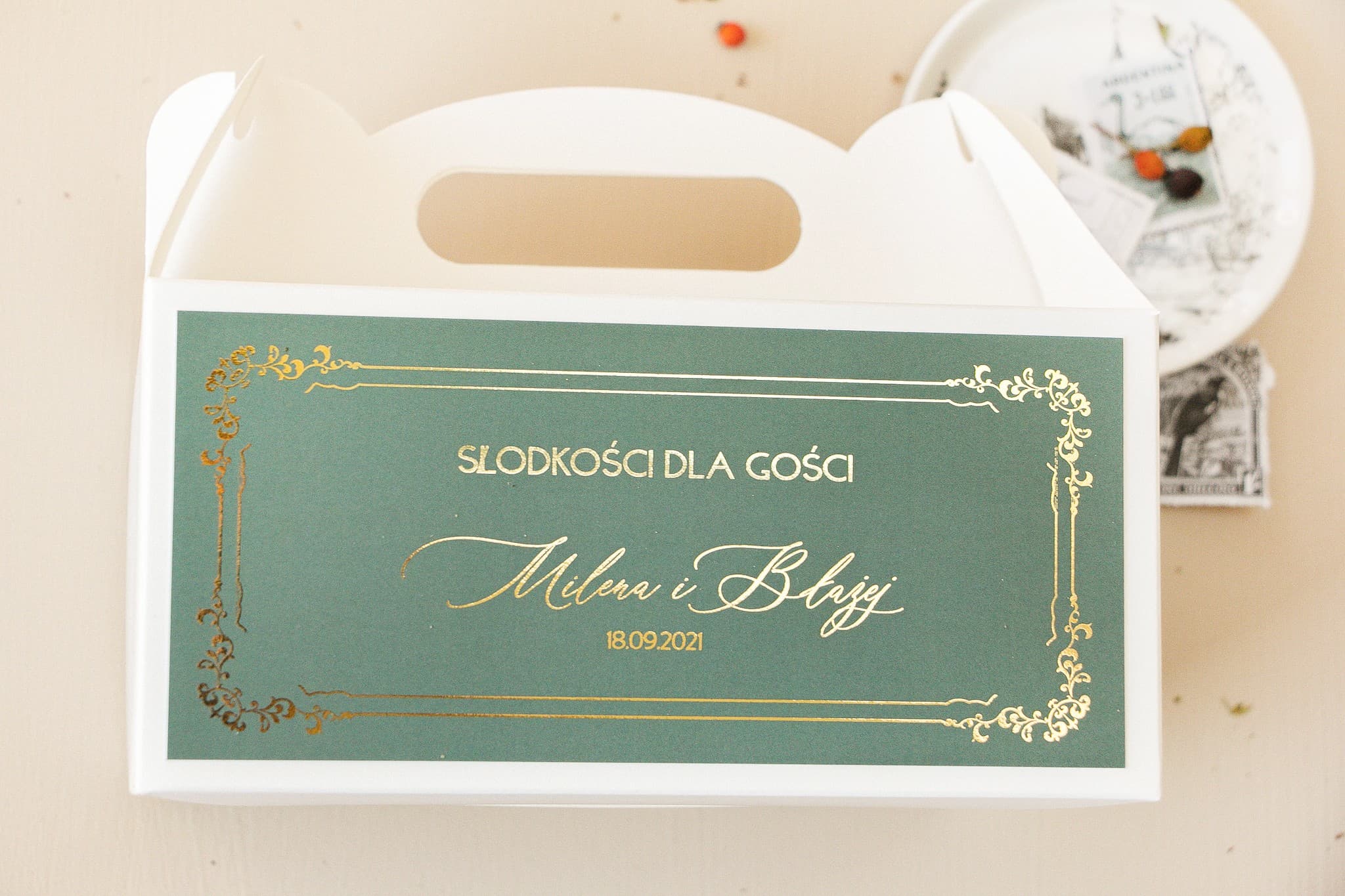 Czarne Pudełko na Ciasto Weselne z Zielenią i Złotą Ramką | Eleganckie Opakowania dla Gości | Sand nr 3