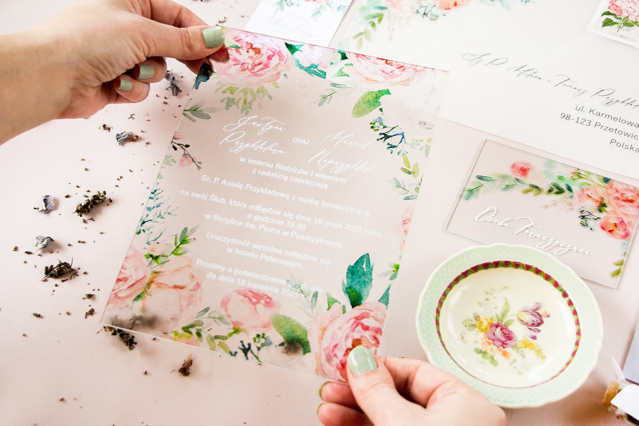 Zaproszenia ślubne na szkle glamour z różowymi piwoniami i kopertą z kalki Soft nr 1