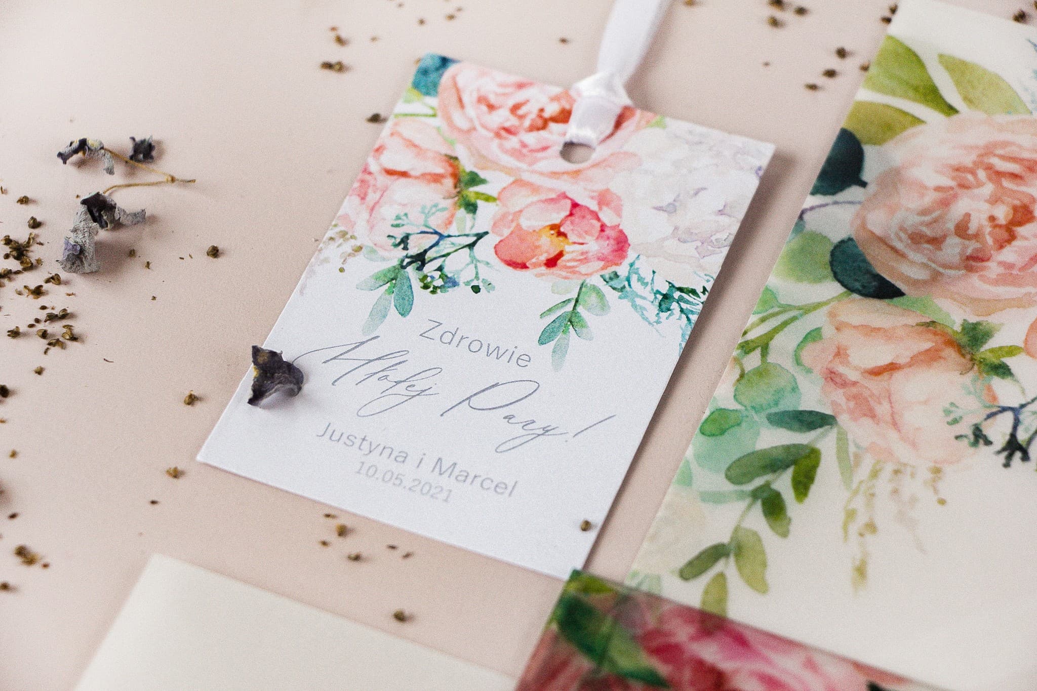 Eleganckie Zawieszki na Wódkę Weselną z Piwoniami, Personalizowane | Przywieszki na Alkohol | Soft nr 1