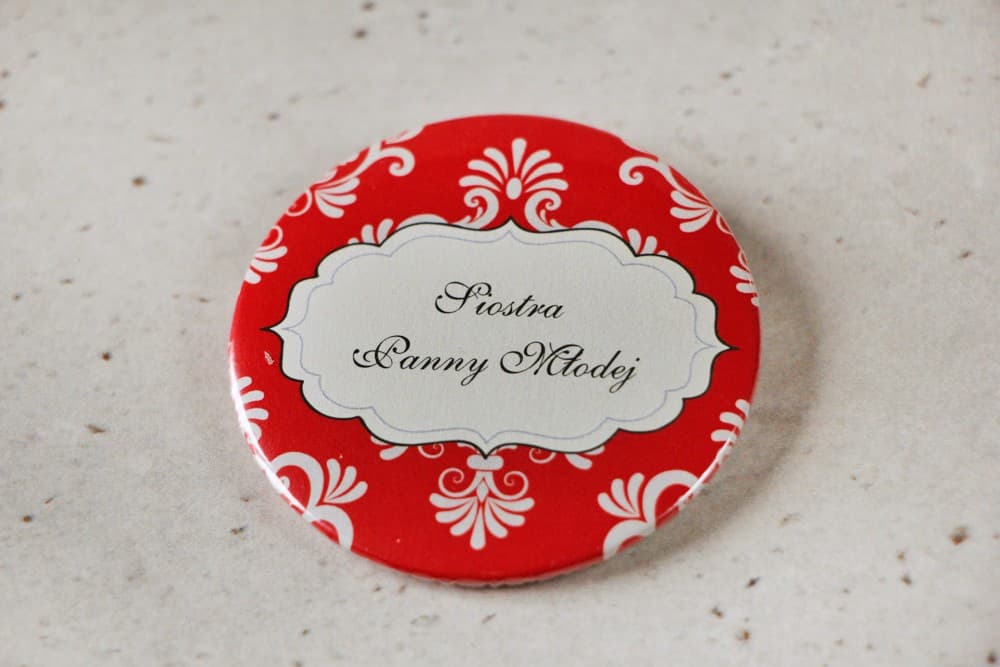 Przypinki Ślubne Czerwone z Agrafką, Winietki dla Gości | Personalizowane Przypinki Weselne, Identyfikatory | Ornament nr 8