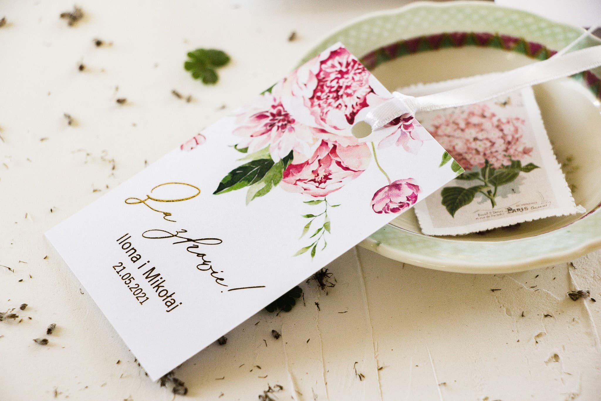 Złocone Zawieszki na Wódkę Weselną Pastelowe Piwonie | Eleganckie Zawieszki na Alkohol | Serenity nr 3