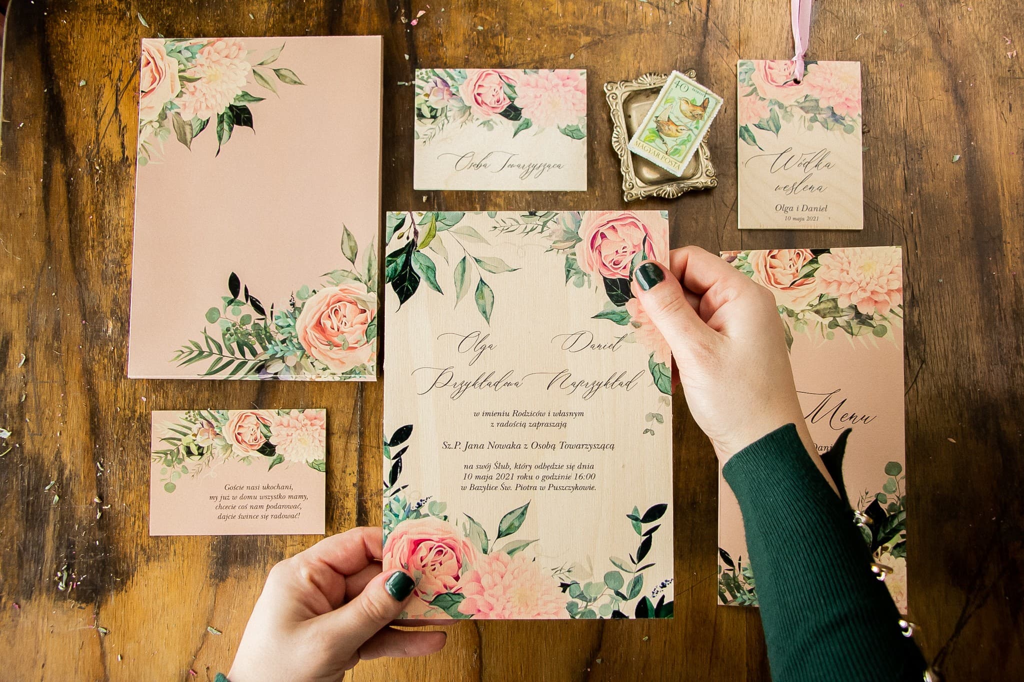 Zaproszenia ślubne na drewnie z motywem piwonii w stylu rustykalnym Topaz nr 4 - 2